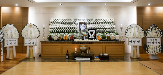 The photo shows the funeral altar for the late actor Lee Soon-jae at Asan Medical Center in southern Seoul on Nov. 26. [NEWS1]