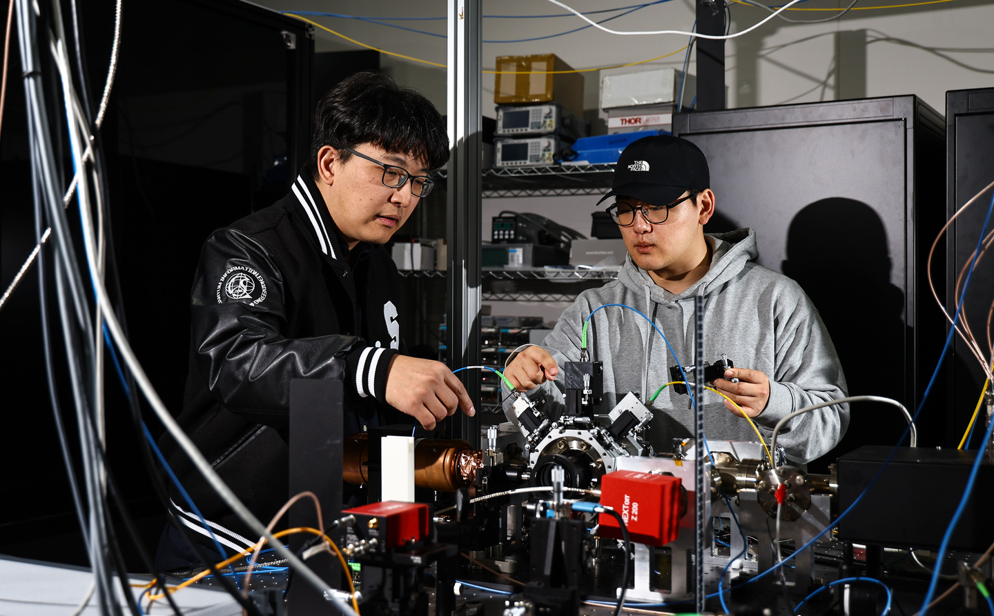 Kim Jun-ki, professor at Sungkyunkwan University, is conducting a particle motion control experiment at his lab at the university's Natural Sciences Campus in Suwon, Gyeonggi, on Nov. 20. [KIM JONG-HO]