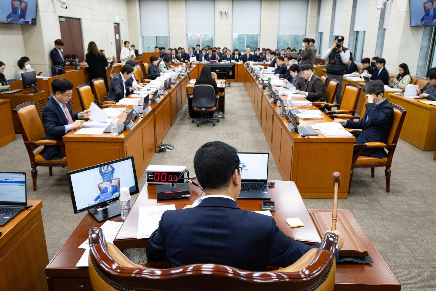 Lawmakers are seen during the National Assembly’s Public Administration and Security Committee plenary session at the National Assembly building in Yeouido, western Seoul on Nov. 27. [NEWS1]