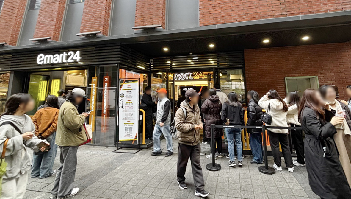 Customers wait in line to enter Emart24’s flagship store, Trend Lab Seongsu, during its preopening on Nov. 27. [EMART24]