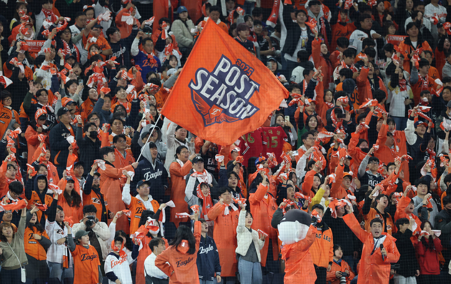 Hanwha Eagles fans cheer during the fifth game of the 2025 Shinhan SOL Bank KBO postseason Korean Series against the LG Twins at Hanwha Life Ballpark in Daejeon on Oct. 31. [NEWS1]