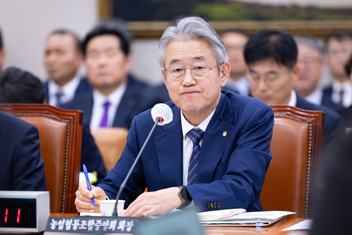 Nonghyup Chairman Kang Ho-dong, center, is seen during an audit at the National Assembly in Yeouido, western Seoul on Oct. 24. [NEWS1]