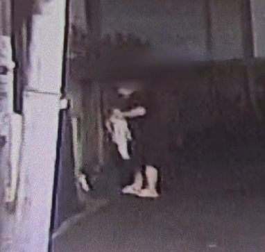 A distributor hired by a local coordinator is seen throwing a caller ID-spoofing device in Korea as part of a trafficking method used by a group of 63 people arrested for running fake caller ID relay stations in violation of the Telecommunications Business Act. [GYEONGGI NAMBU PROVINCIAL POLICE]