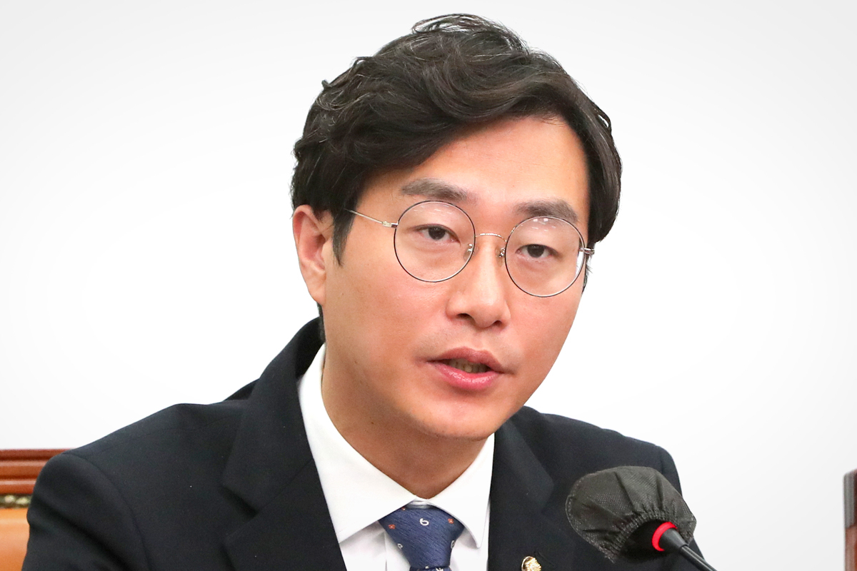 Democratic Party Rep. Jang Kyung-tae speaks during a supreme council meeting at the National Assembly in Yeouido, western Seoul, on Nov. 14. [NEWS1]