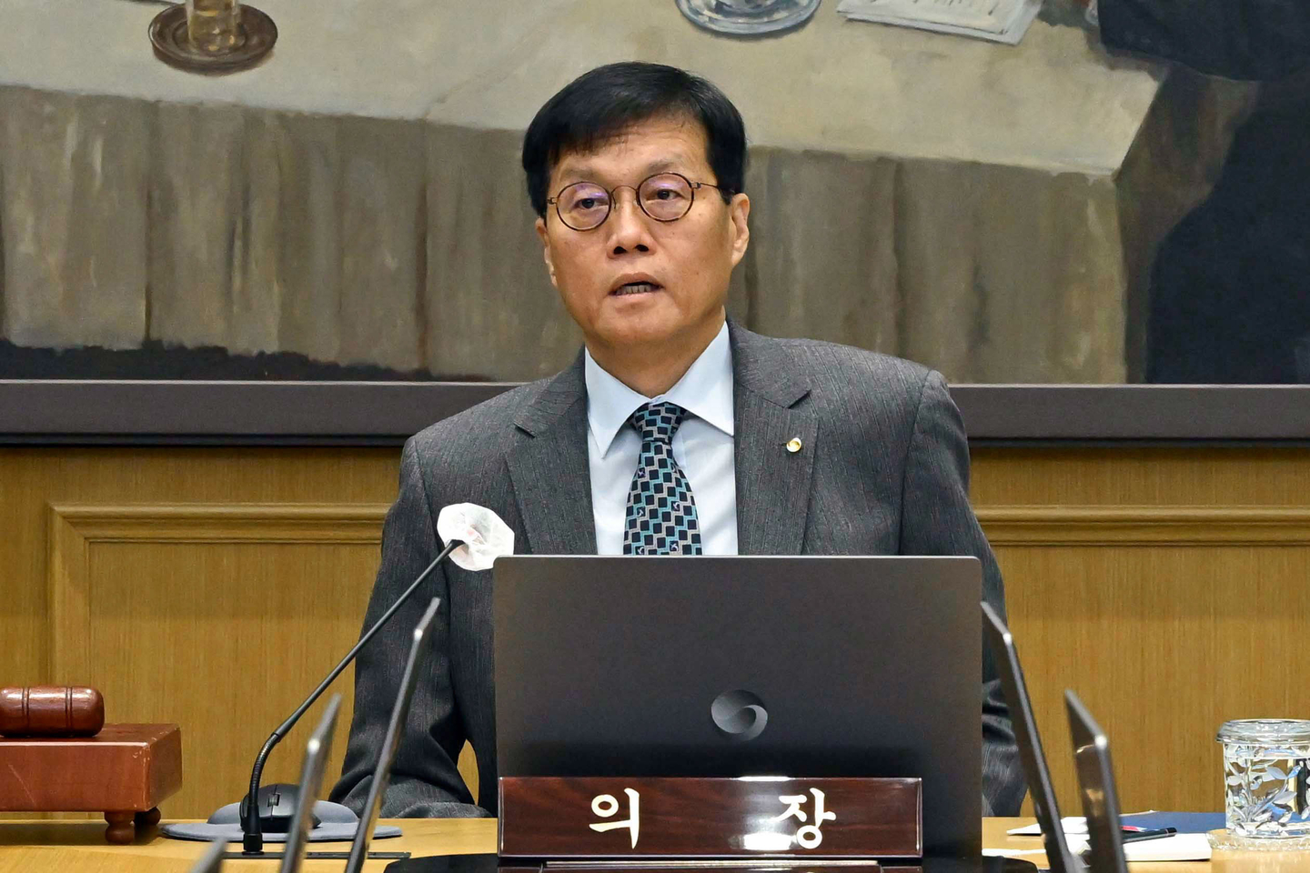 Bank of Korea Governor Rhee Chang-yong attends a monetary policy board meeting at the central bank’s headquarters in Jung District, central Seoul, on Nov. 27. [NEWS1]