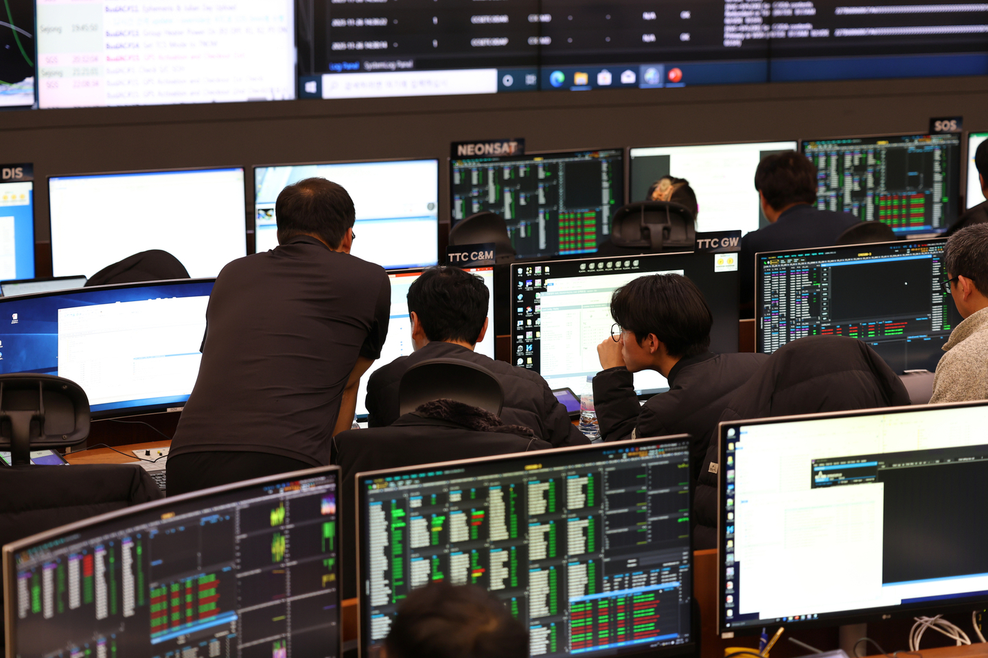 Researchers at the Korea Aerospace Research Institute’s satellite control room in Daejeon operate the control system for the Next-Generation Small Satellite No. 3 on Nov. 27. [KOREA AEROSPACE RESEARCH INSTITUTE]
