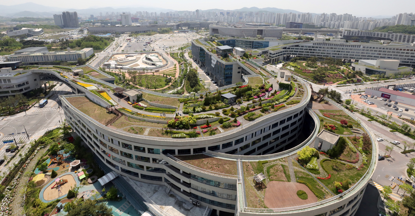 The rooftop garden of the government complex in Sejong is seen on May 5, 2019. [NEWS1]