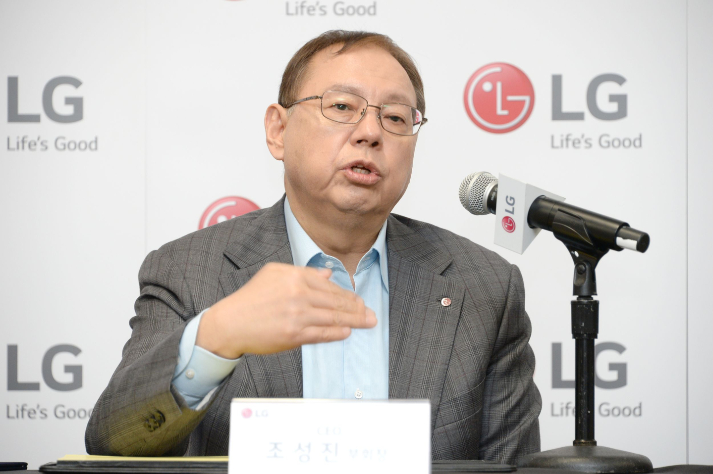 Jo Seong-jin, former CEO of LG Electronics, known as a symbol of the high school graduate success story, speaks at a press conference in Los Angeles in January 2019. [NEWS1]