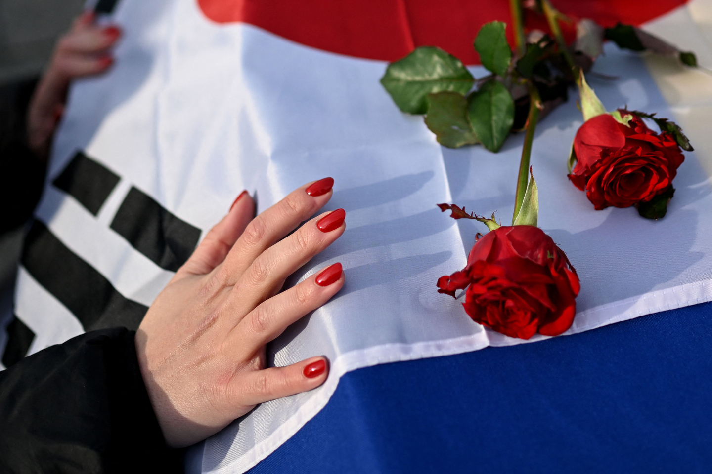 A woman pays tribute next to the coffin of a slain Korean volunteer soldier of the 2nd International Legion during a farewell ceremony on Independence Square in Kyiv, Ukraine, on Nov. 25, amid the Russian invasion of Ukraine. [AFP/YONHAP]