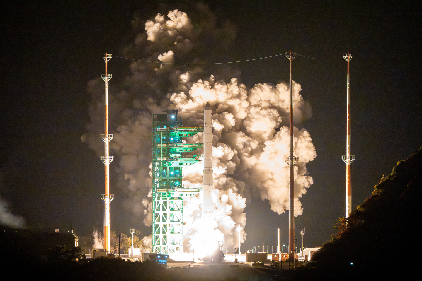 A Nuri space rocket lifts off from Naro Space Center in Goheung, South Jeolla, at 1:13 a.m. on Nov. 27. [KOREA AEROSPACE RESEARCH INSTITUTE]
