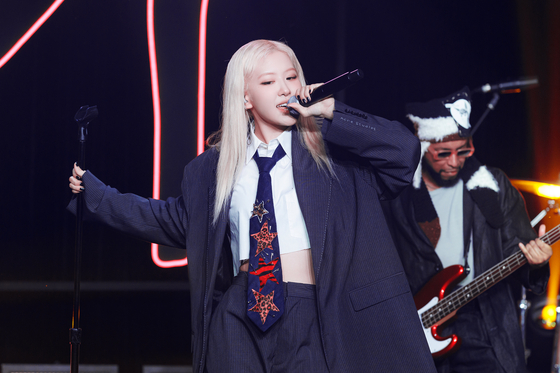 Rose performs ″APT.″ at the 2024 MAMA Awards, held on Nov. 22 at the Kyocera Dome in Osaka, Japan. [YONHAP]