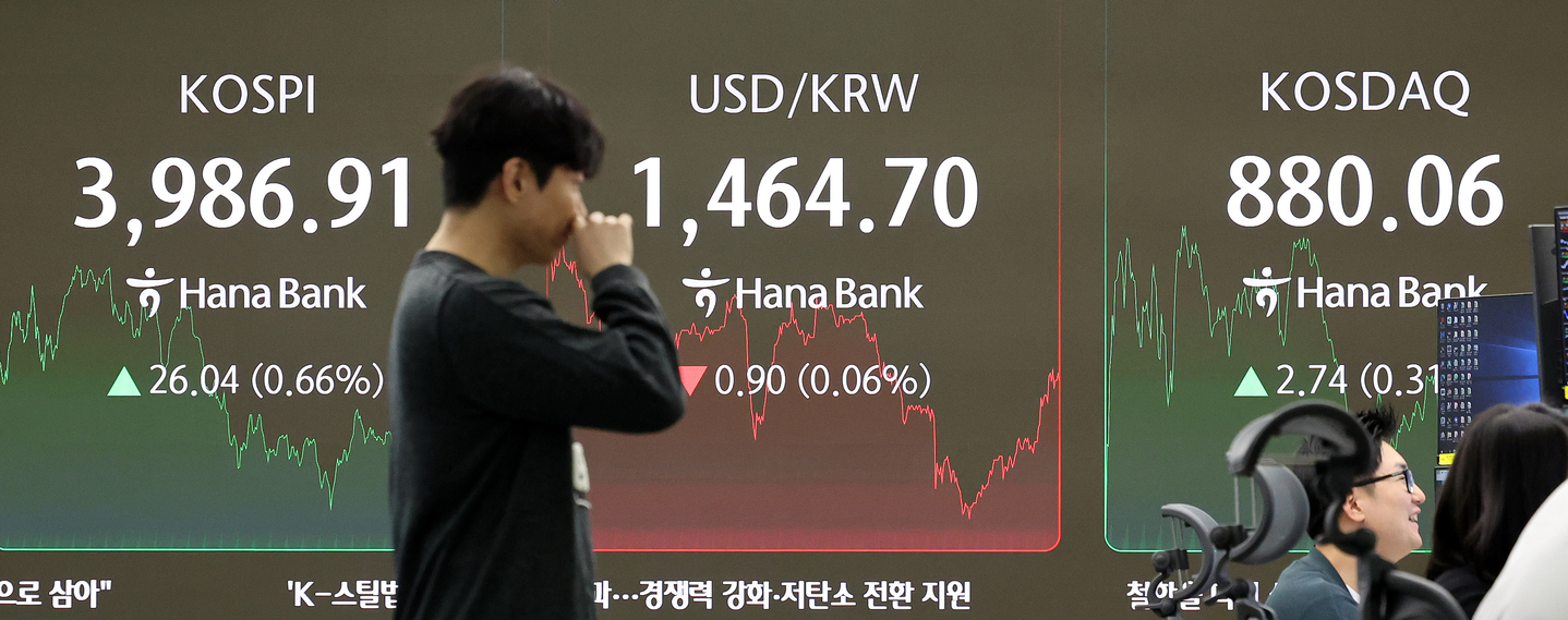 A screen in Hana Bank's trading room in central Seoul shows the Kospi closing at 3986.91 points on Nov. 27, up 26.04 points, or 0.66 percent, from the previous trading session. [NEWS1] 