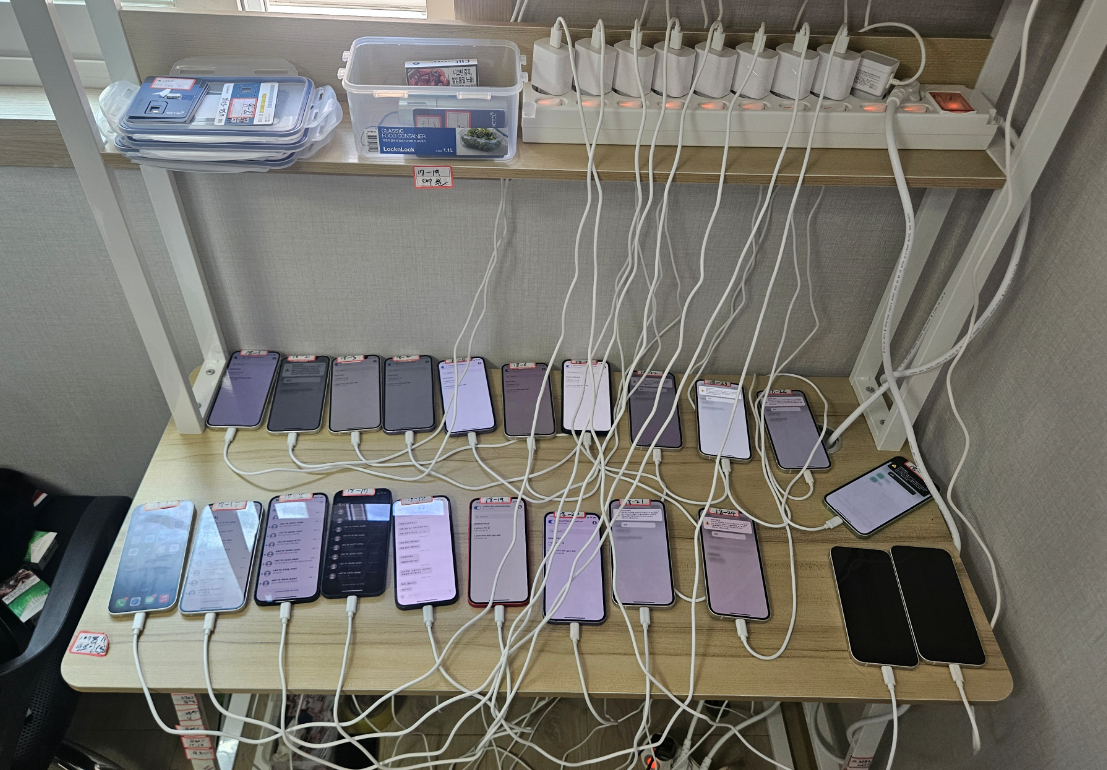Police display illegal signal-altering relay device used to change overseas caller IDs to domestic 010 numbers after arresting 63 suspects, including a local coordinator, for violating the Telecommunications Business Act. [GYEONGGI NAMBU PROVINCIAL POLICE]