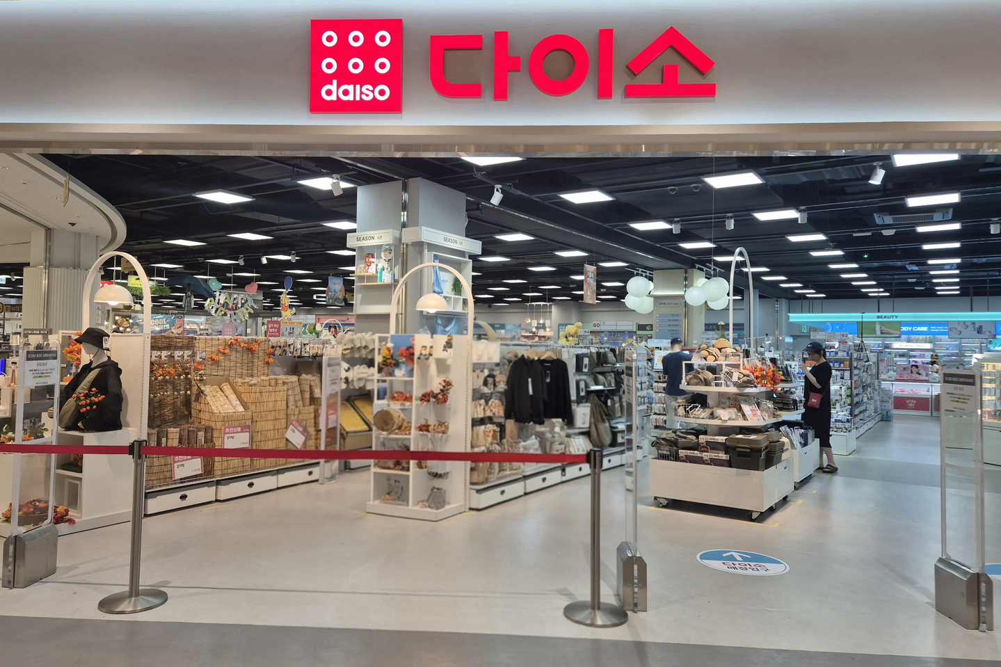 A Daiso store in Goyang, Gyeonggi, on Sept. 16. [YI WOO-LIM]