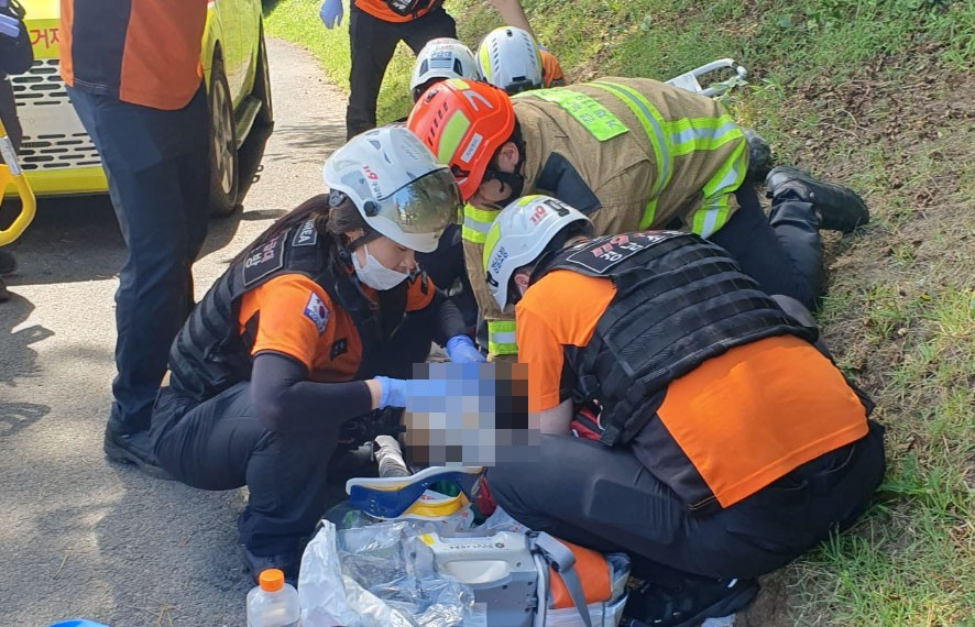 Emergency responders work at the scene of a fatal stabbing at a golf course in Geoje, South Gyeongsang. [SOUTH GYEONGSANG FIRE DEPARTMENT]