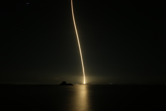 A Nuri space rocket lifts off from Naro Space Center in Goheung, South Jeolla, at 1:13 a.m. on Nov. 27. [YONHAP]