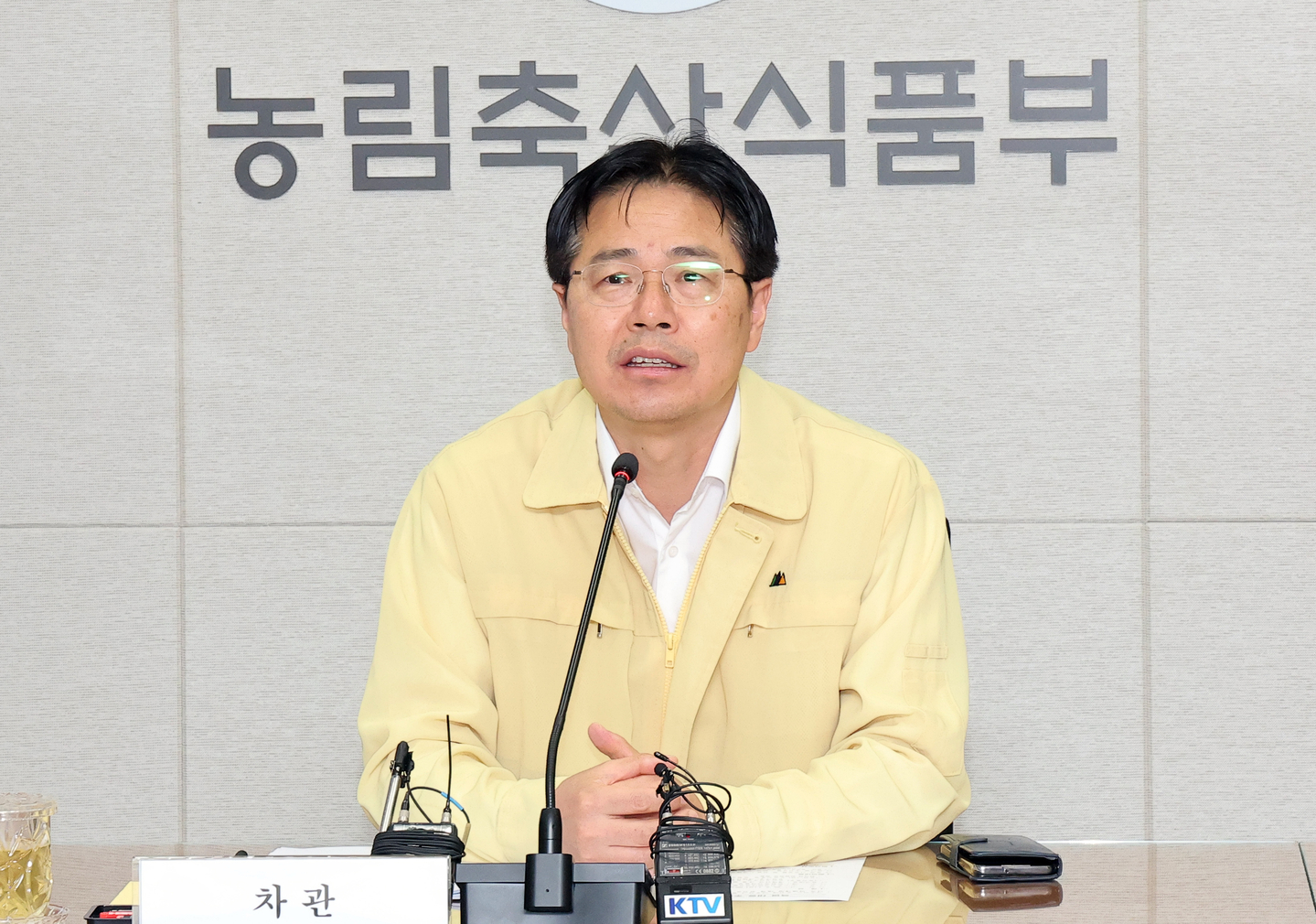Vice Agriculture Minister Kang Hyoung-seok speaks during a ministry meeting at the government complex in Sejong on Aug. 1. [YONHAP]