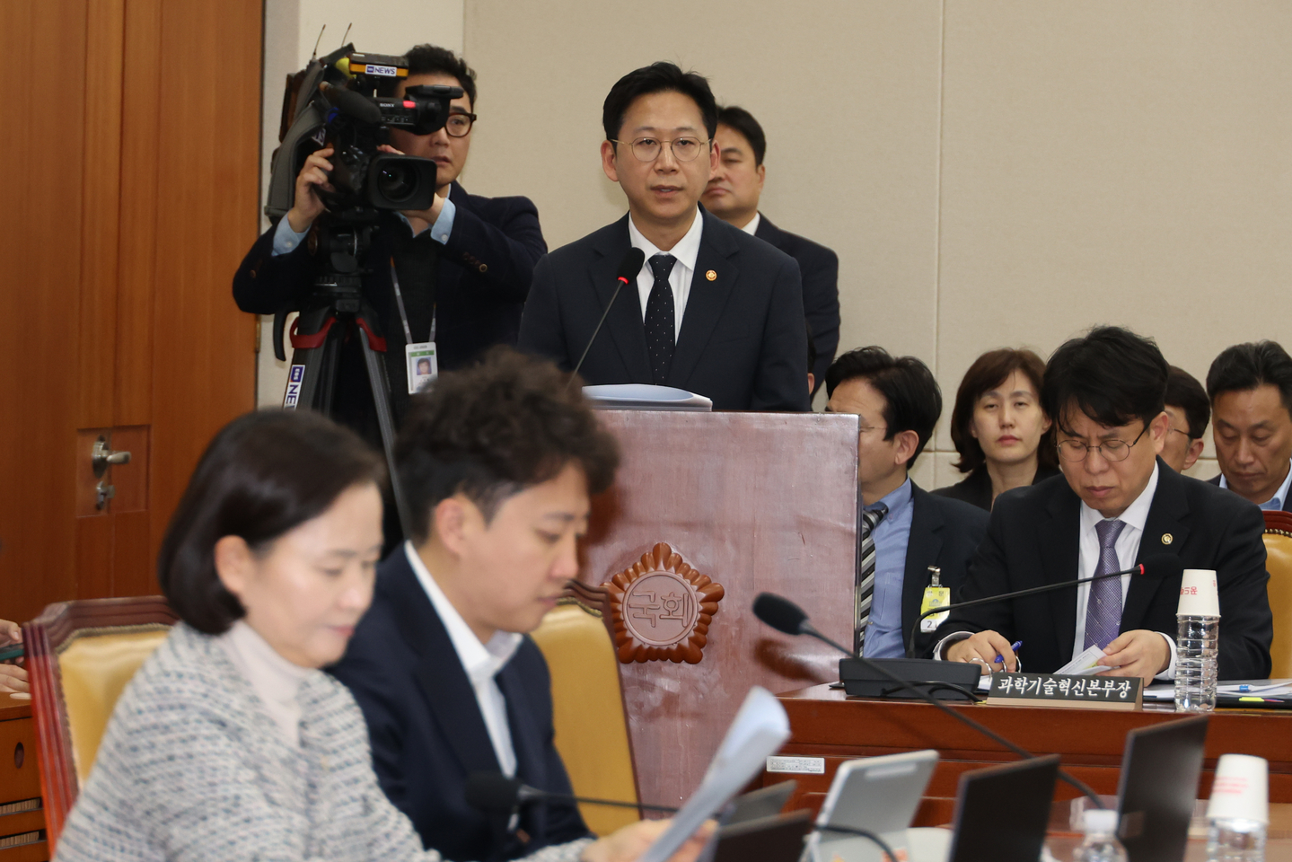 Minister of Science and ICT Bae Kyung-hoon, back row center, speaks during a National Assembly session on AI development at the National Assembly in Yeouido, western Seoul on Nov. 24. [YONHAP]