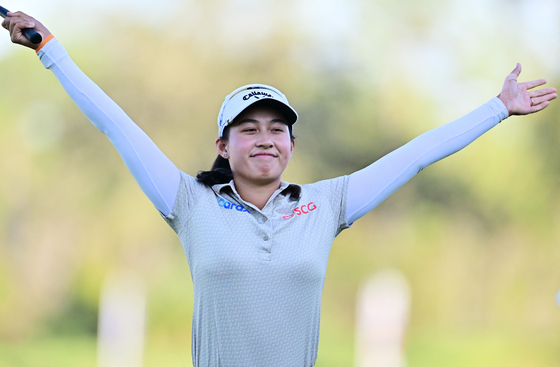 Jeeno Thitikul celebrates her winning putt on the 18th green during the final round of the CME Group Tour Championship 2025 at Tiburon Golf Club in Naples, Florida on Nov. 23.  [AFP/YONHAP]