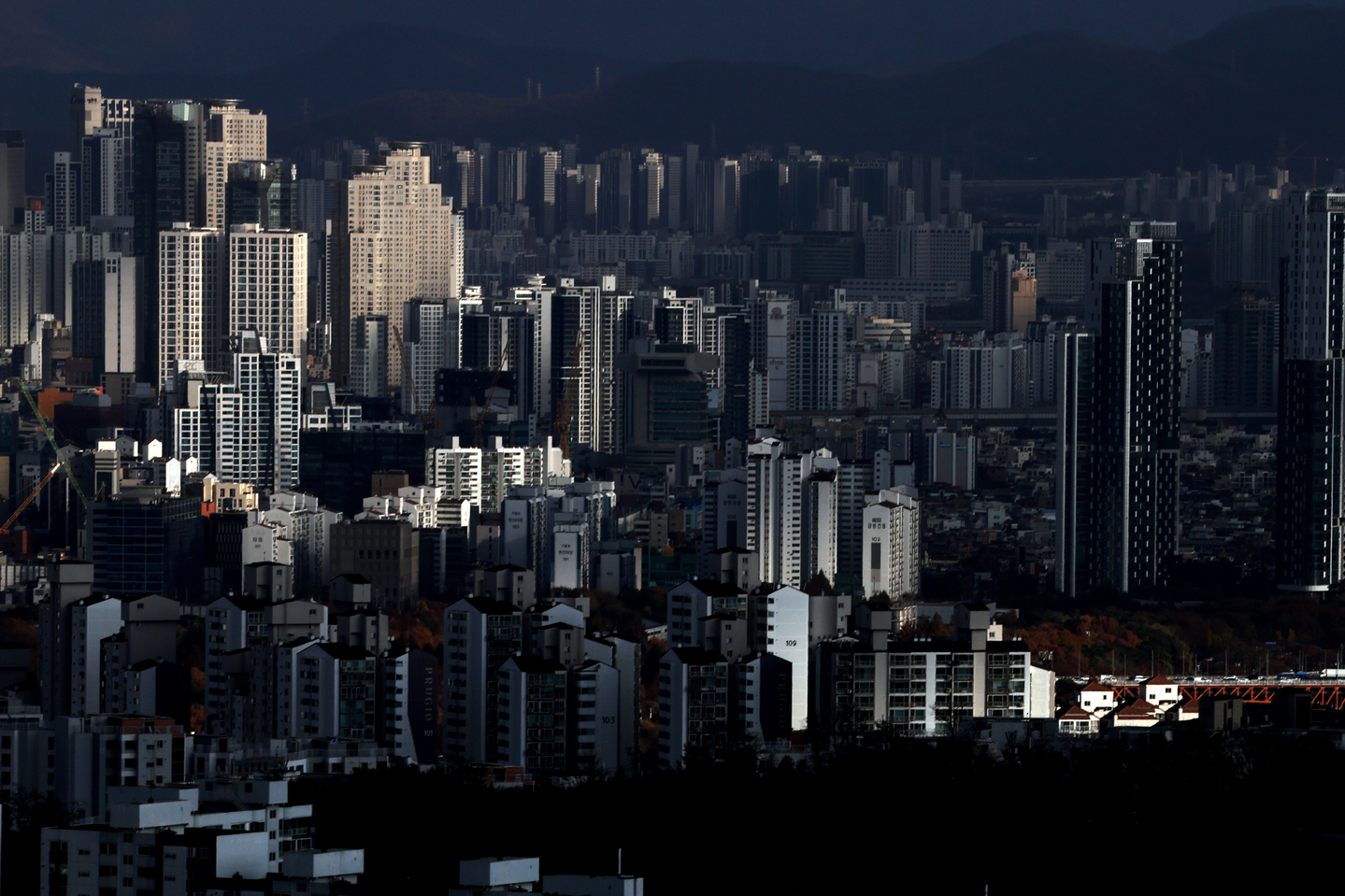 Apartments across Seoul are shown from Mount Namsan in central Seoul at night on Nov. 21. [NEWS1]