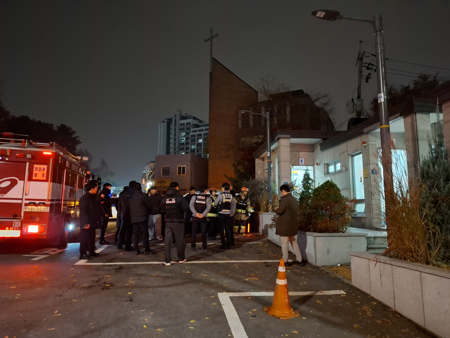 Police and fire authorities are dispatched to the scene where a man in his 70s attempted to set himself on fire near the presidential office in Yongsan District, central Seoul, around 11:10 p.m. on Nov. 26. [YONHAP]