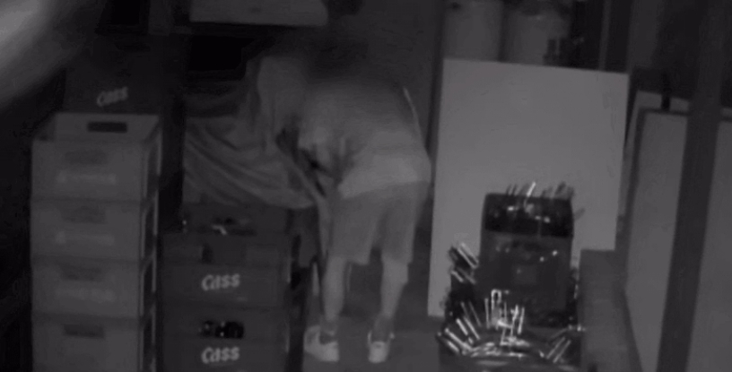 A scene from broadcaster JTBC's current affairs show ″Crime Chief,″ in which a man is seen through CCTV footage stealing bottles of alcohol from the parking lot of a restaurant in Daegu [SCREEN CAPTURE]