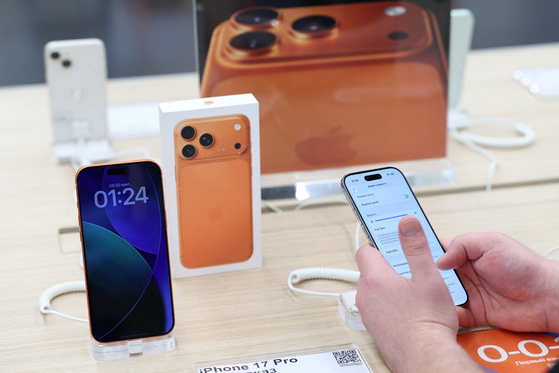 An employee uses Apple's new iPhone 17 smartphone, which is demonstrated in a store during preparations for the series' launch of sales in Moscow, Russia, on Sept. 20. [REUTERS/YONHAP]