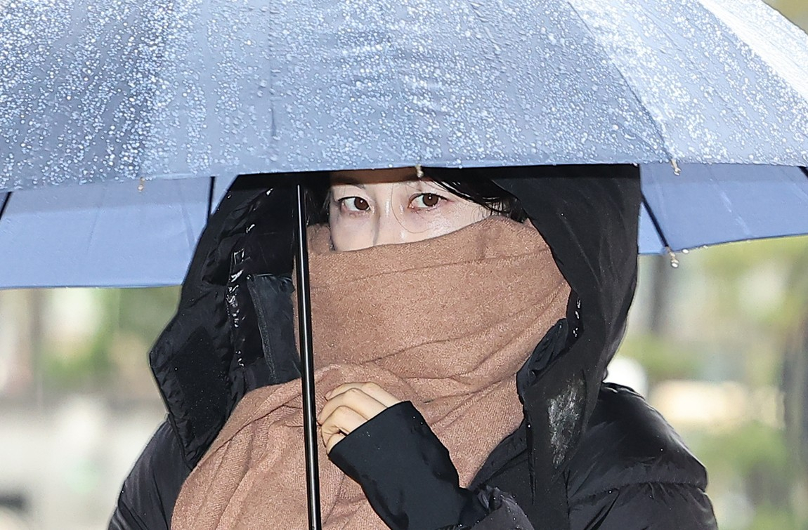 Moon Da-hye, daughter of former President Moon Jae-in, arrives at the Seoul Western District Court on Nov. 27 for the first appeals hearing after being fined in the first trial for drunk driving and operating illegal lodging businesses. [NEWS1]