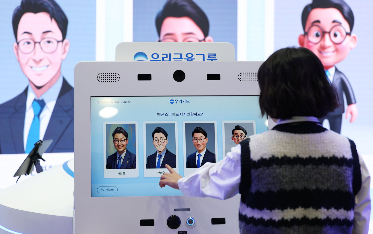 A Woori Bank official introduces an AI-powered kiosk at the Korea Fintech Week 2025 held at a T Center in Seocho District, southern Seoul on Nov. 26. [NEWS1] 