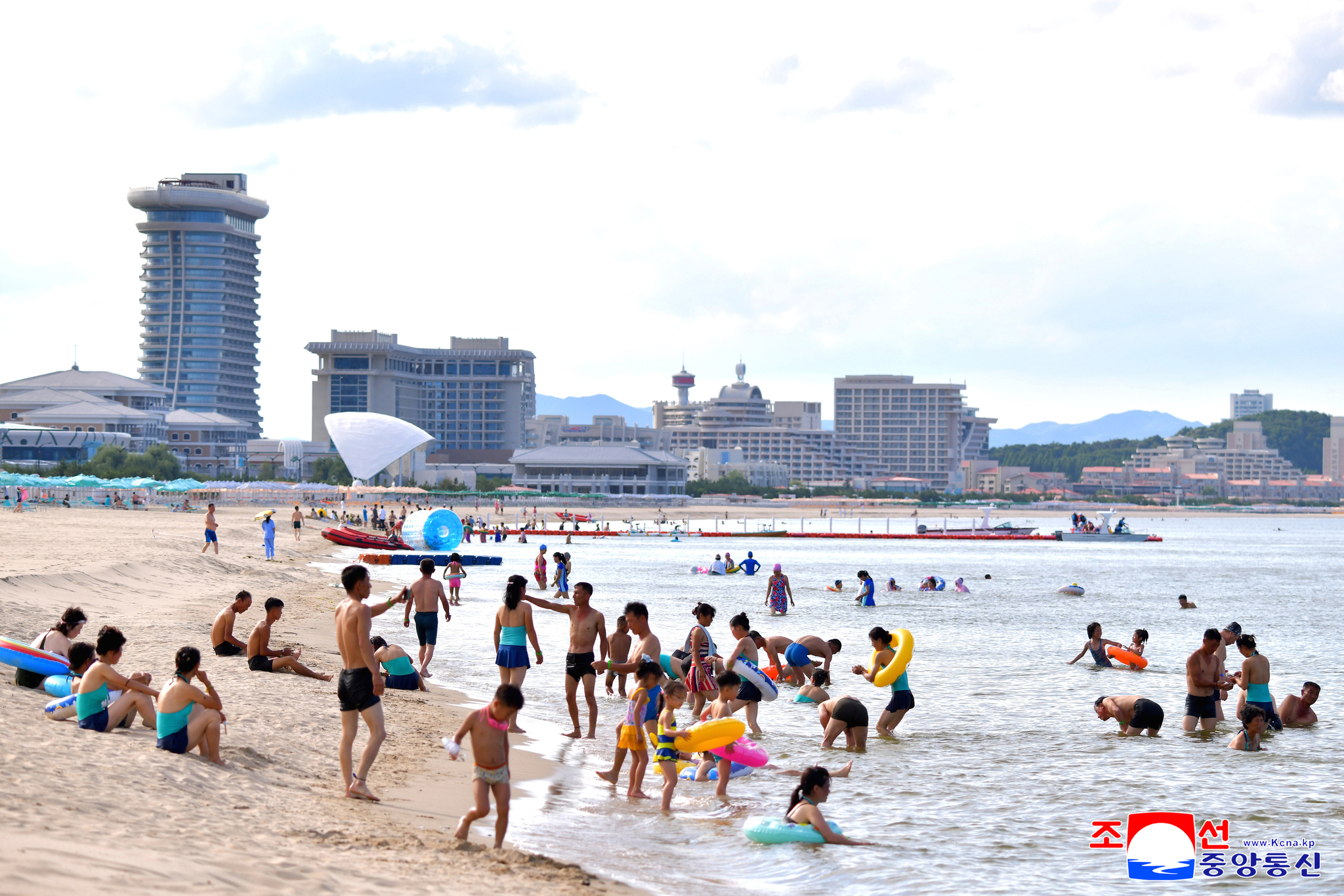 North Korea’s state-run Korean Central News Agency reported on July 2 that the Wonsan-Kalma Coastal Tourist Area, the country’s version of a resort complex, opened on July 1. [KOREAN CENTRAL NEWS AGENCY/YONHAP]