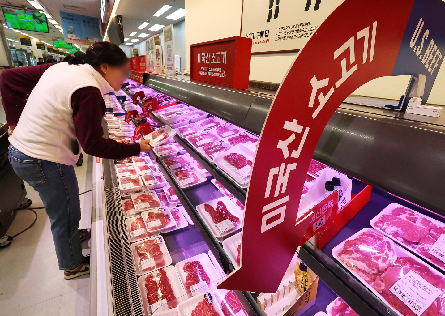With the won-dollar exchange rate surging, imported food prices are also rising. A shopper inspects U.S. beef at a large supermarket in Seoul on Nov. 27. According to data released on Nov. 19, the price of chilled U.S. short rib reached 4,846 won per 100 grams, up 9.7 percent from the previous month and 22.4 percent higher than the seasonal average. [YONHAP]
