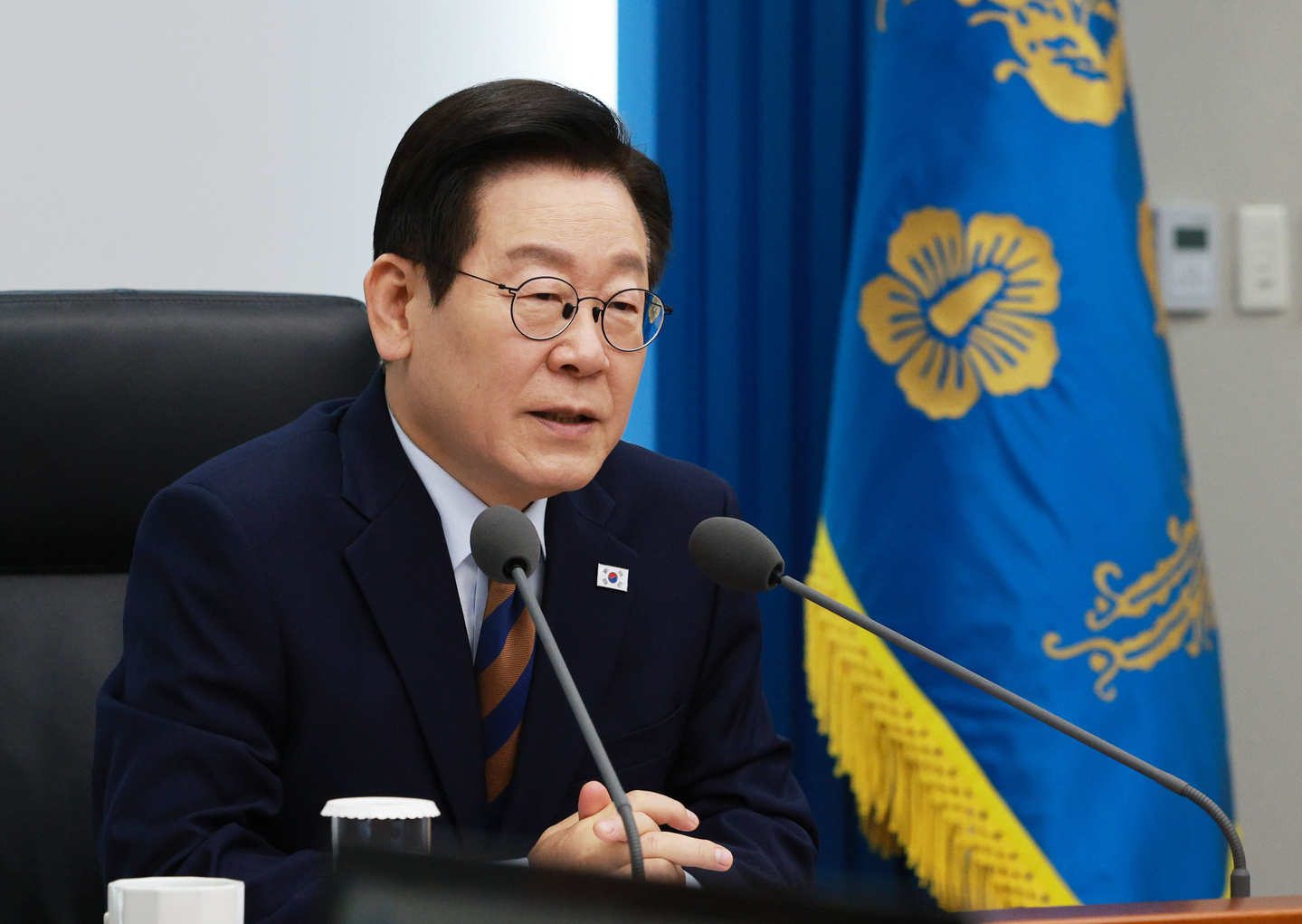 President Lee Jae Myung speaks during a meeting with senior aides at the presidential office in Yongsan District, central Seoul, on Nov. 27. [JOINT PRESS CORPS]