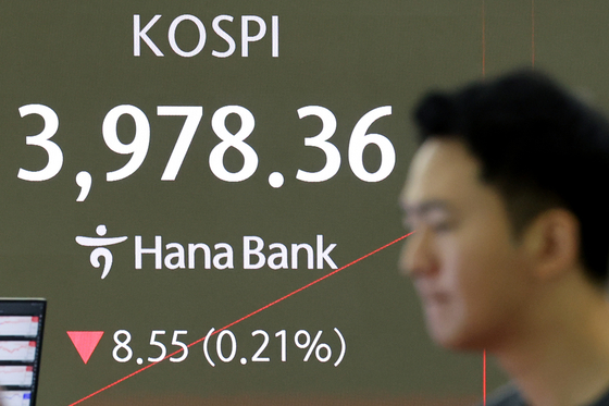 A screen on Hana Bank's trading room in central Seoul shows the Kospi opening on Nov. 28. [YONHAP] 