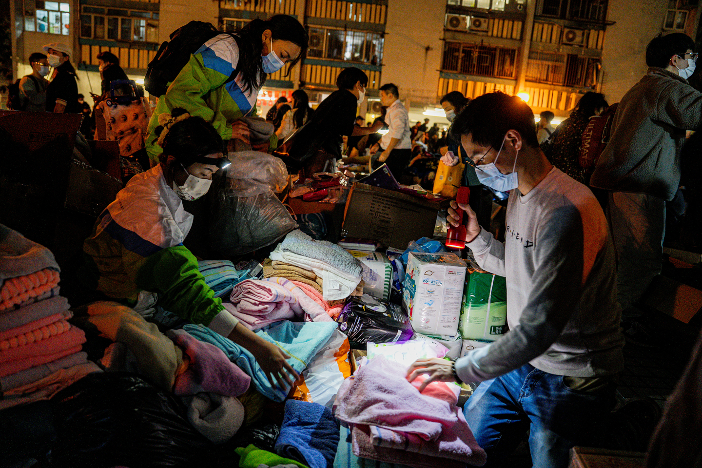 Volunteers distribute supplies to residents affected by the Tai Po fire in Hong Kong on Nov. 27. The fire, which started on Nov. 26, has killed at least 65 people and left hundreds missing. [EPA/YONHAP]