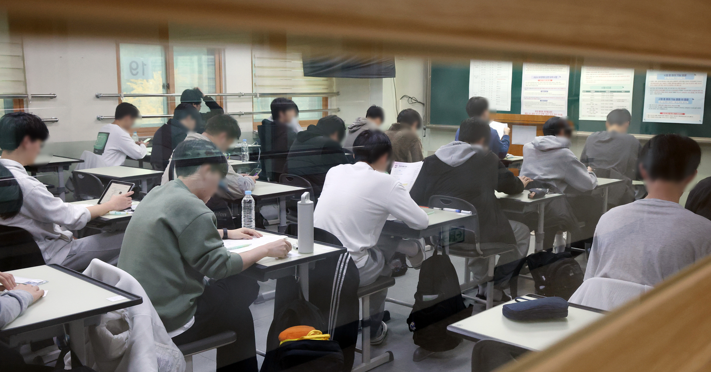 High school students are seen during the College Scholastic Ability Test (CSAT), also known as Suneung, at a school in Suwon, Gyeonggi on Nov. 13. [JOINT PRESS CORPS] 