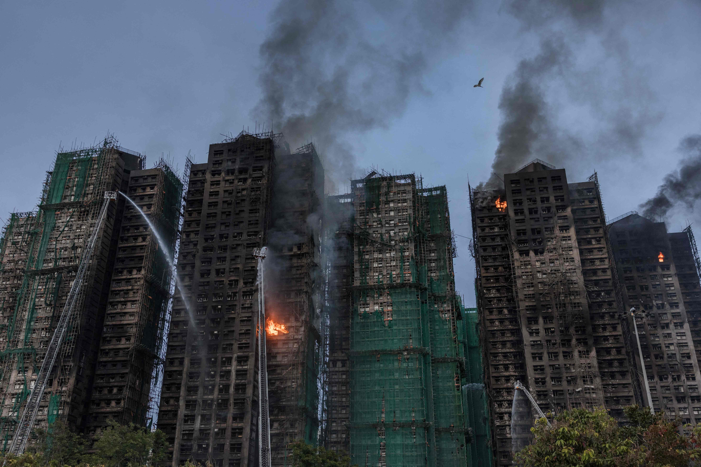 Smoke rises from apartments after a major fire swept through several blocks at the Wang Fuk Court residential estate in Hong Kong's Tai Po district on Nov. 27. Hong Kong firefighters were scouring a still-burning apartment complex for hundreds of missing people on Nov. 27, a day after the blaze tore through the high-rises, killing at least 44. [AFP/YONHAP]