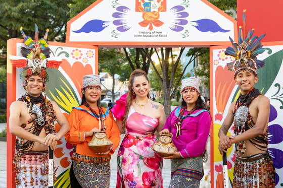 People dressed in traditional Peruvian costumes pose for a photo at a booth set up by the Peruvian Embassy in Seoul at the outdoor library in Seoul Plaza in central Seoul, in an undated photo provided by the Seoul city government. [SEOUL METROPOLITAN GOVERNMENT]