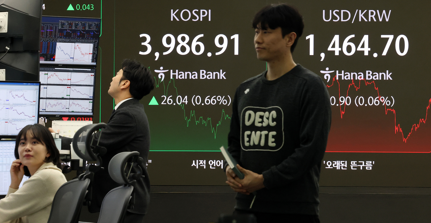 A screen at a Hana Bank dealing room in central Seoul shows the won-dollar exchange rate alongside the Kospi on Nov. 27. [YONHAP]