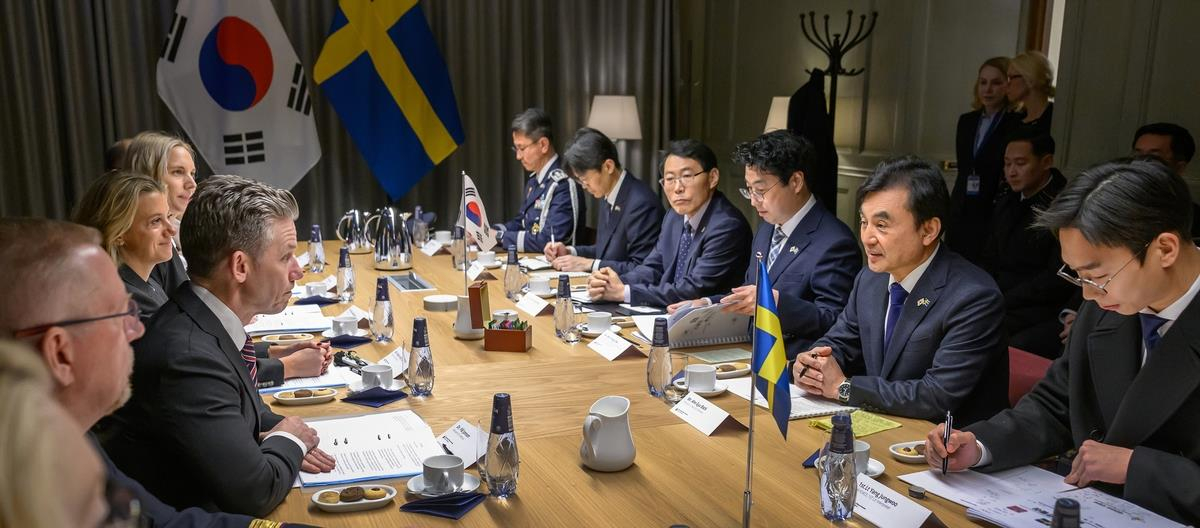 In this photo provided by Defense Minister Ahn Gyu-back's office, Ahn, second from right, meets with his Swedish counterpart, Pal Jonson, in Stockholm on Nov. 27. [YONHAP] 