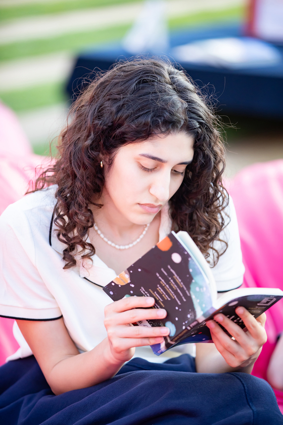 A visitor reads a book at an outdoor library in Seoul Plaza in central Seoul in an undated photo provided by the Seoul city government. [SEOUL METROPOLITAN GOVERNMENT]