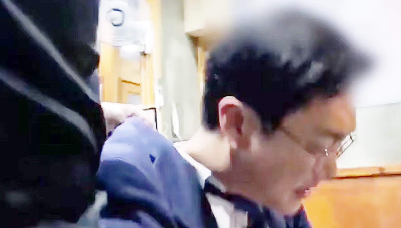 The alleged victim’s boyfriend grabs liberal Democratic Party Rep. Jang Kyung-tae by the collar in this screenshot image released by TV Chosun. [SCREEN CAPTURE]