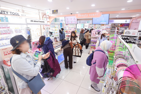 Visitors browse a Daiso store in downtown Seoul on April 15. [YONHAP] 