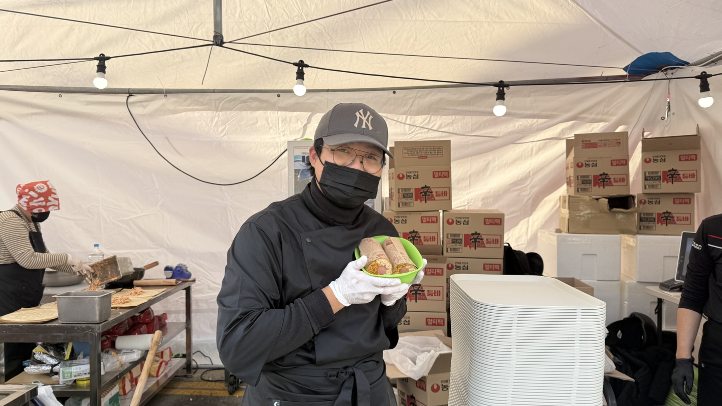 A participant going by "Chef Ahn" presents his creative ramyeon chili burrito at the Gumi Ramyun Festival in Gumi, North Gyeongsang, on Nov.7. [WOO JI-WON]