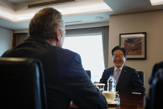 이재명 대통령이 지난 3월 26일 방한한 마이크 던리비 미국 알래스카 주지사를 만나 한미 간 에너지 산업 협력 방안을 논의했다. 더불어민주당 제공.