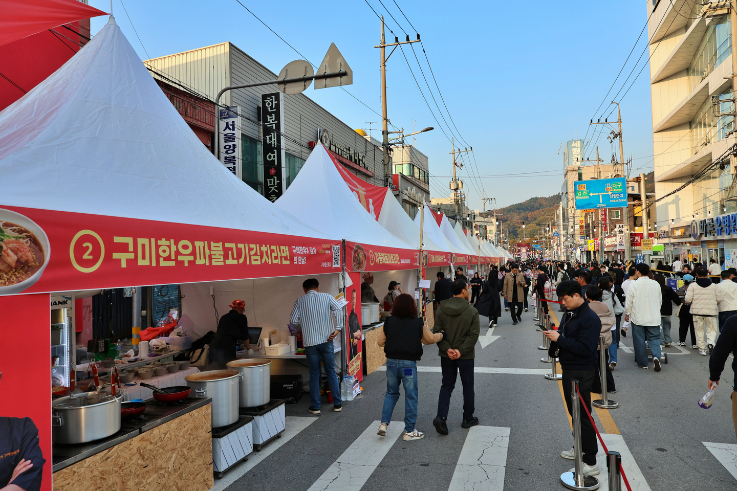 Booths sell unique, creative bowls of ramyeon at the Gumi Ramyun Festival in Gumi, North Gyeongsang, on Nov.7. [ [NONGSHIM]