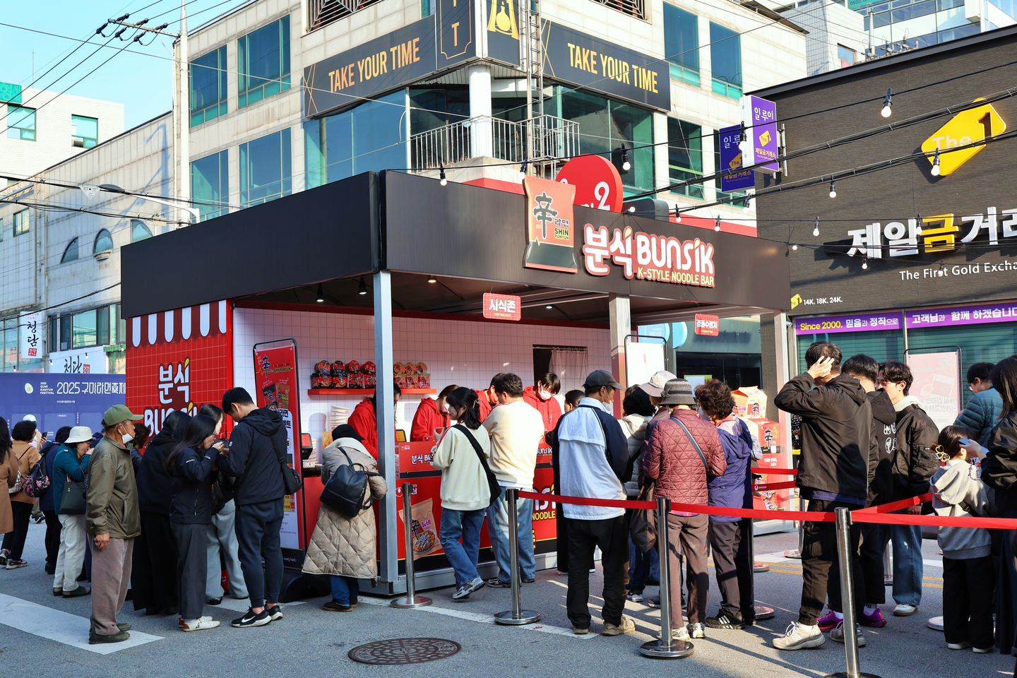 People line up to try Nongshim's upcoming kimchi fried ramyeon at the K-style noodle bar Bunsik [NONGSHIM]