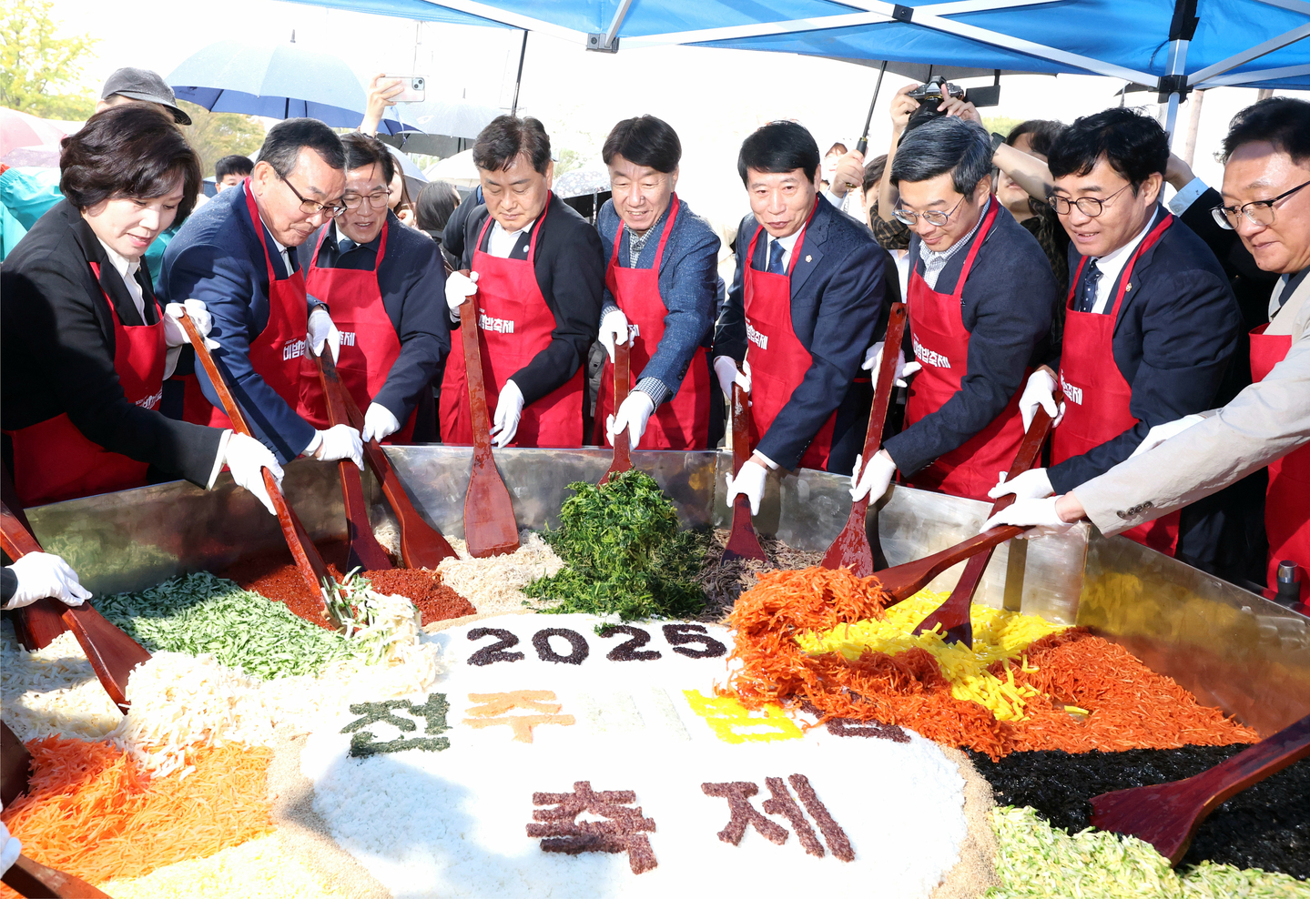 Officials mix bibimbap at the Jeonju Bibimbap Festival, held in Jeonju, North Jeolla, from Oct. 24 to Oct. 26. [JEONJU CITY GOVERNMENT]
