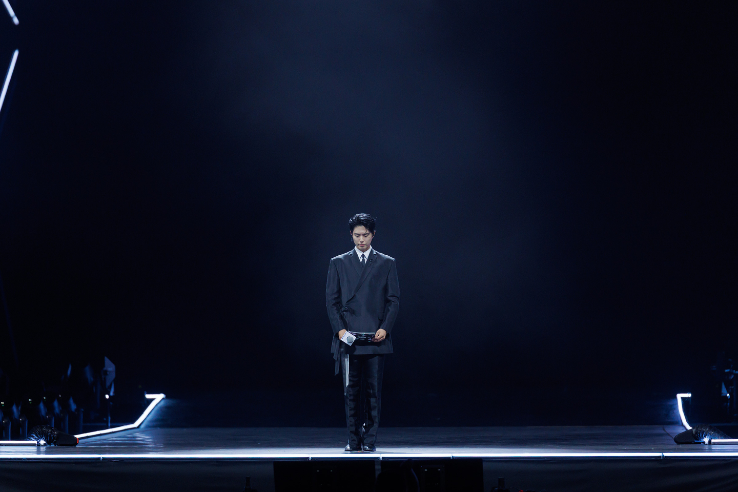 Actor Park Bo-gum starts off the 2025 MAMA Awards with a moment of silence to mourn the deaths of victims in a major fire in Hong Kong. [CJ ENM]