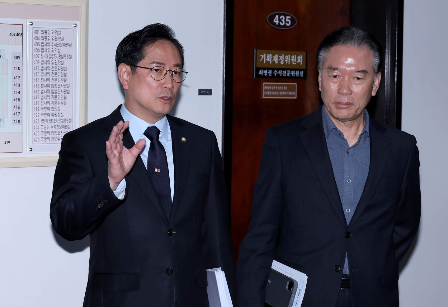 Liberal Democratic Party Rep. Jung Tae-ho, left, and conservative People Power Party Rep. Park Soo-young hold a press conference at the National Assembly in Yeouido, western Seoul, on Nov. 28 after wrapping up a tax subcommittee meeting on the tax reform agreement. [JANG JIN-YOUNG] 
