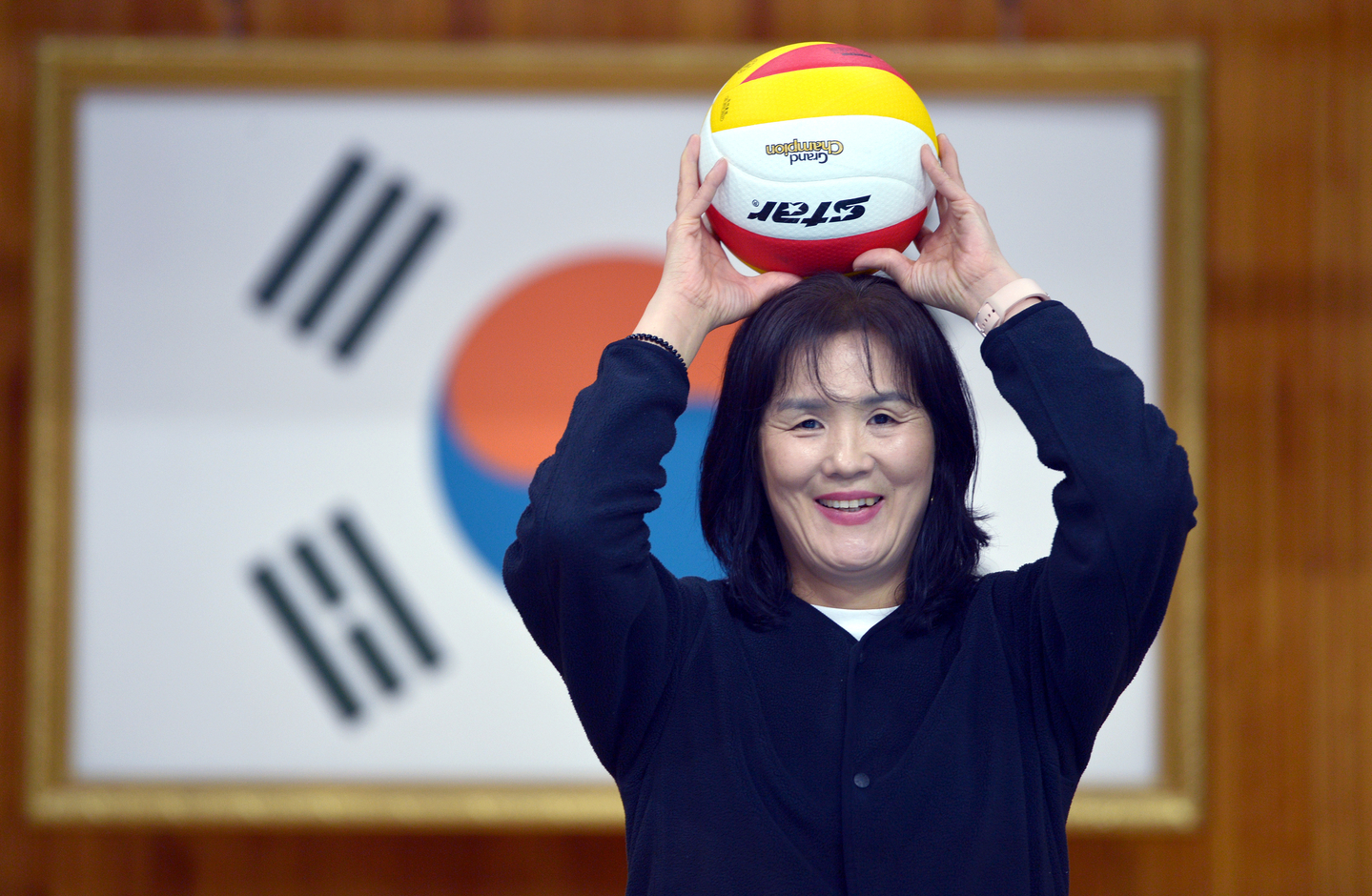 Lee Seung-yeo poses in the Geumcheon Middle School gym in Geumcheon, North Chungcheong, on Nov. 25. [JOONGANG ILBO]